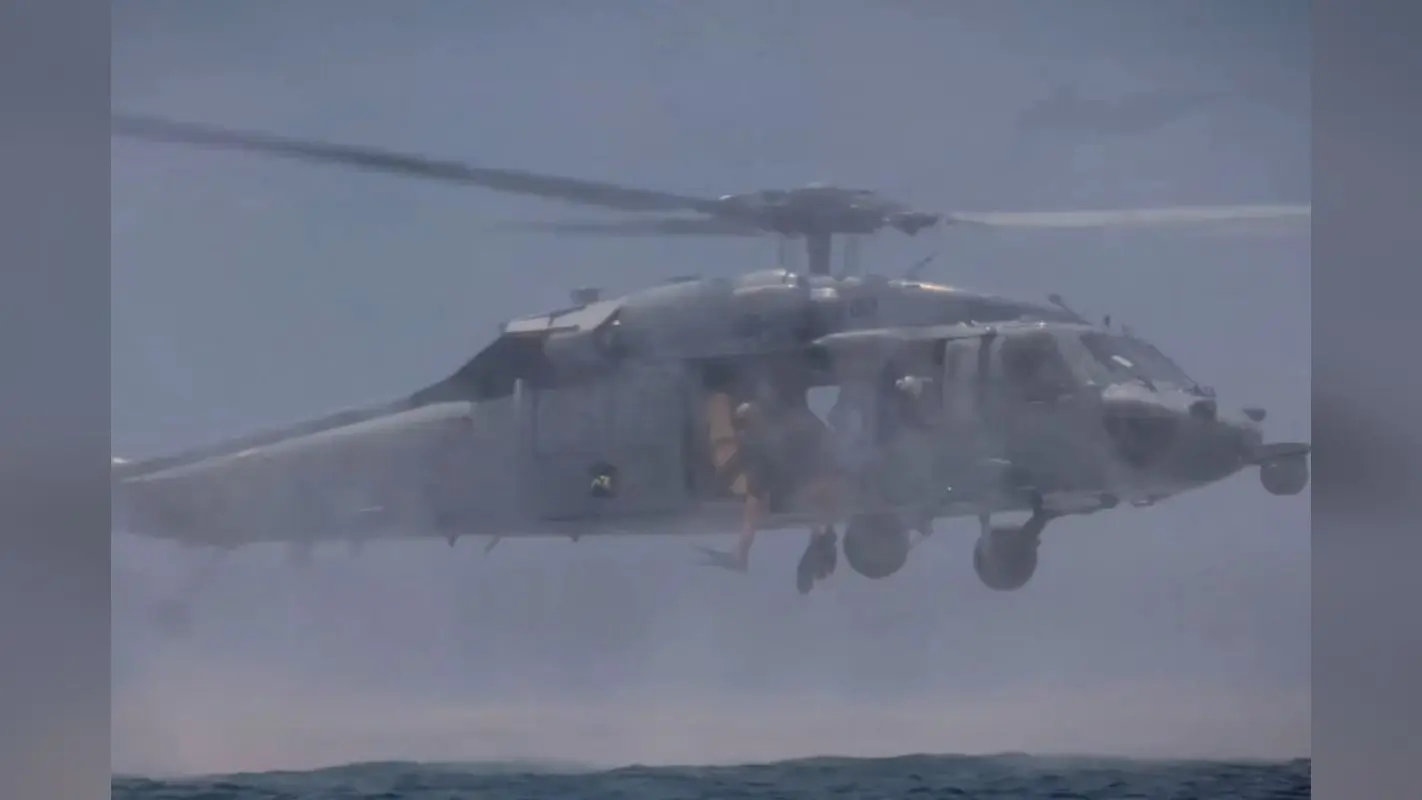इमरजेंसी वॉटर लैंडिंग के दौरान US Navy का MH-60 हेलिकॉप्टर दुर्घटनाग्रस्त, एक जवान लापता