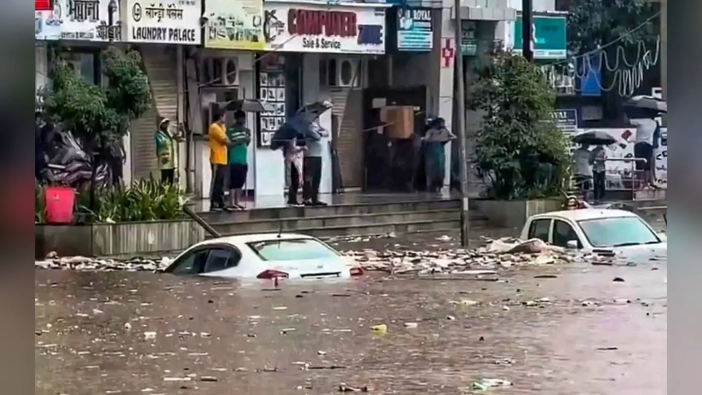 VIDEO: सड़कें बनीं झील, तैरती दिखीं कारें; भारी बारिश से मुंबई का हाल बेहाल, एक की मौत