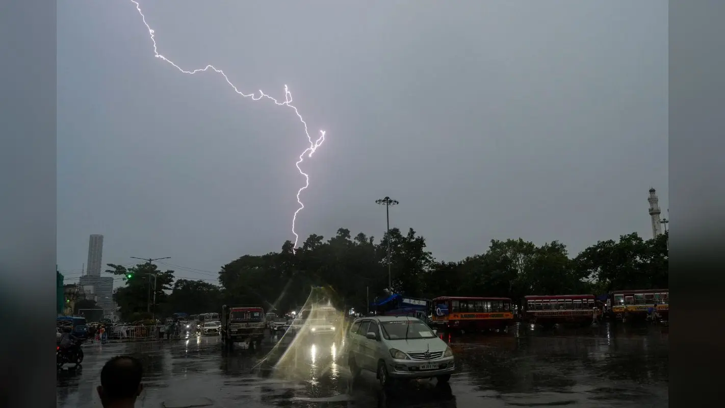 मुंबई में मूसलाधार बारिश का रेड अलर्ट, 5 घंटे में 70 मिमी से ज्यादा वर्षा, IMD की चेतावनी