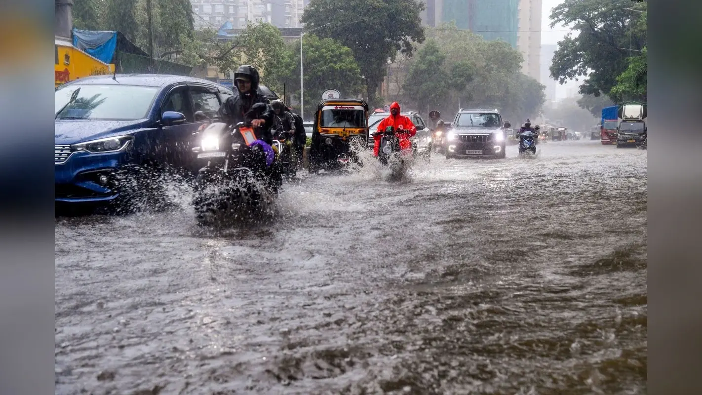 मुंबई Rain Alert: भारी बारिश से कुर्ला में एक की मौत, बाल-बाल बचा अंबानी का काफिला