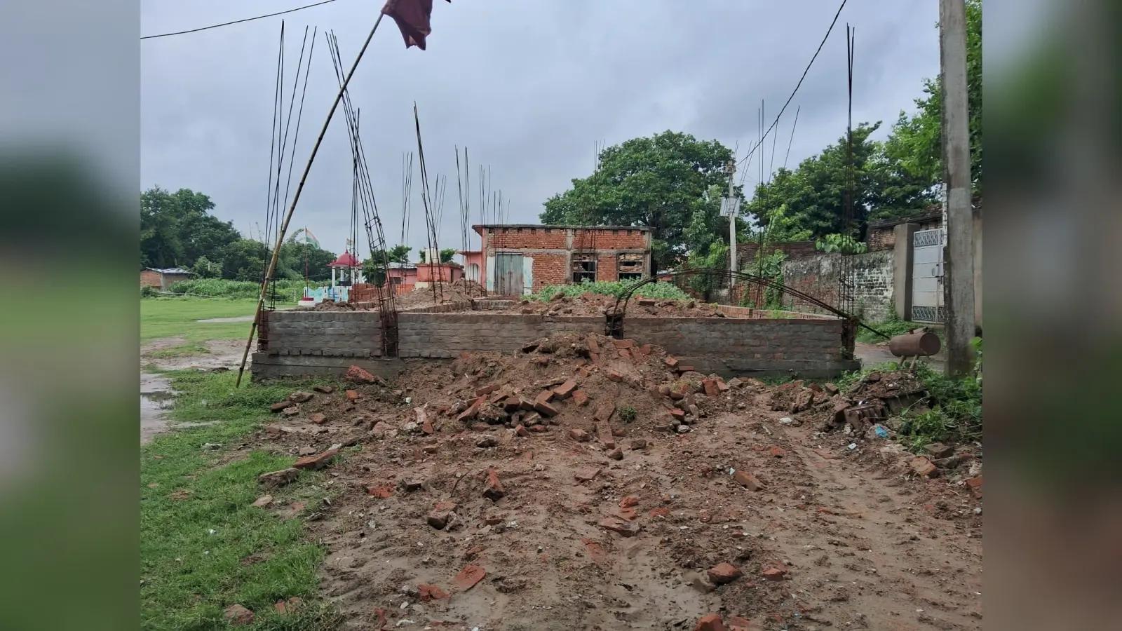 जमीन विवाद सुलझने के बाद मुरादपुर में स्कूल भवन और पंचायत सरकार भवन का निर्माण फिर शुरू