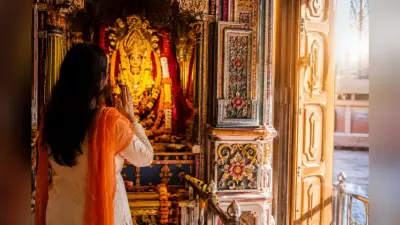 क्यों मंदिर से बाहर निकलते समय पीठ भगवान की तरफ नहीं की जाती है? जानिए इसके पीछे की मान्यता