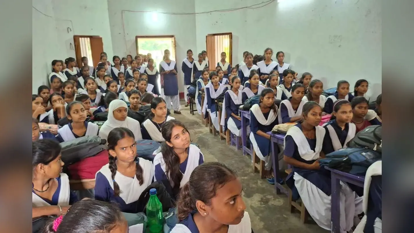 Women Safety Awareness: सीतामढ़ी पुलिस ने छात्राओं को दिए सुरक्षा और कानूनी अधिकारों के टिप्स, ऑनलाइन ठगी से बचने की सलाह