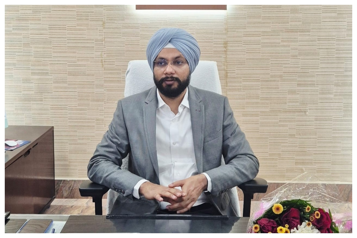 डीएम के दौरे में सामने आईं थरूहट की समस्याएं, सभी विभागों को कार्रवाई के निर्देश