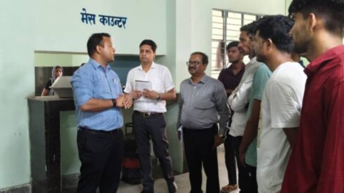 गोपालगंज: कर्पूरी ठाकुर छात्रावास पहुंचे DM, लाइब्रेरी में इनवर्टर लगाने और बिजली व्यवस्था दुरुस्त करने का निर्देश