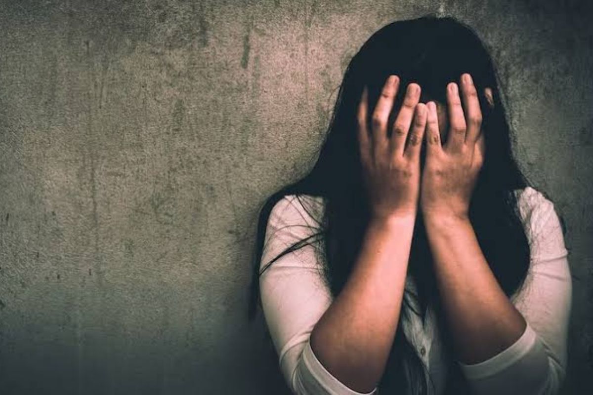 घर में खाना बना रही बेटी की आबरू लूटने चला था पिता, खौफनाक मंजर देख कांप उठे लोग