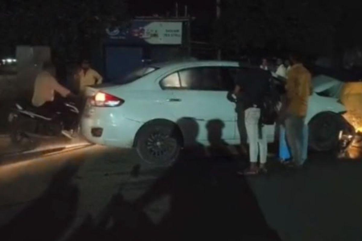 सासाराम में बड़ा हादसा टला: बालू मंडी के पास डिवाइडर से टकराई तेज रफ्तार कार, भड़के लोगों ने सड़क जाम कर की सुरक्षा की मांग