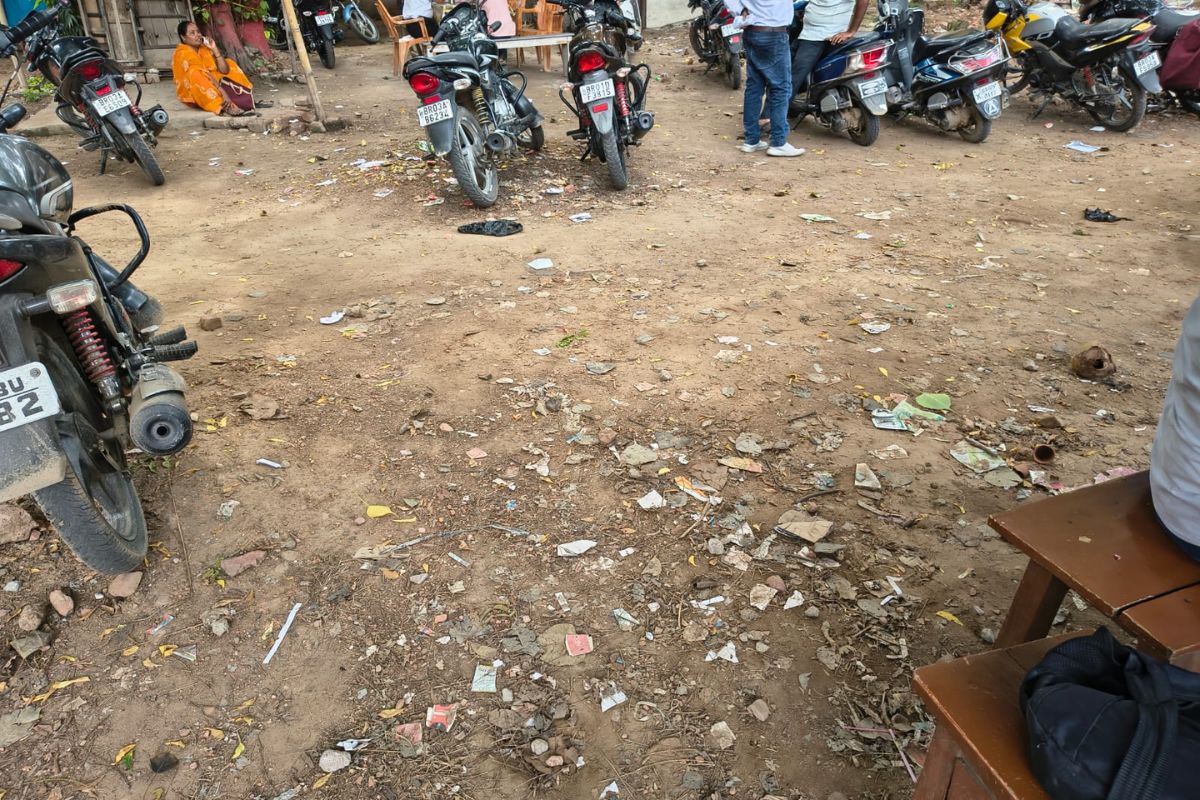 आरा समाहरणालय में लगा कचरे का अंबार, लोगों का आरोप- कर्मियों की मनमानी से नहीं हो रही नियमित साफ-सफाई