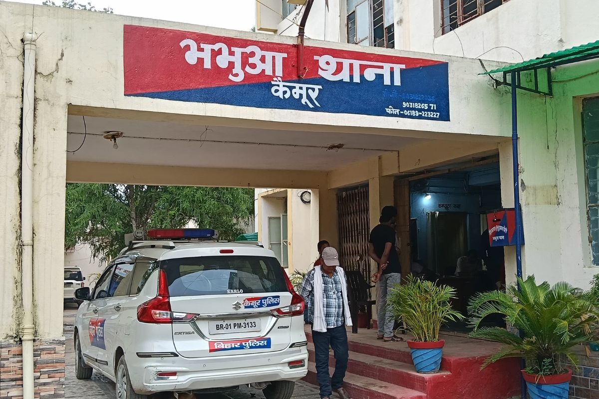 कैमूर में पुलिस का मेगा ऑपरेशन: छापेमारी में 63 गिरफ्तार, हथियार और भारी मात्रा में शराब बरामद