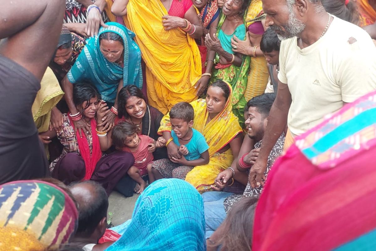 खेत में मूंग तोड़ रही महिला को सांप ने डसा; डीएमसीएच में इलाज के दौरान मौत, गांव में मातम