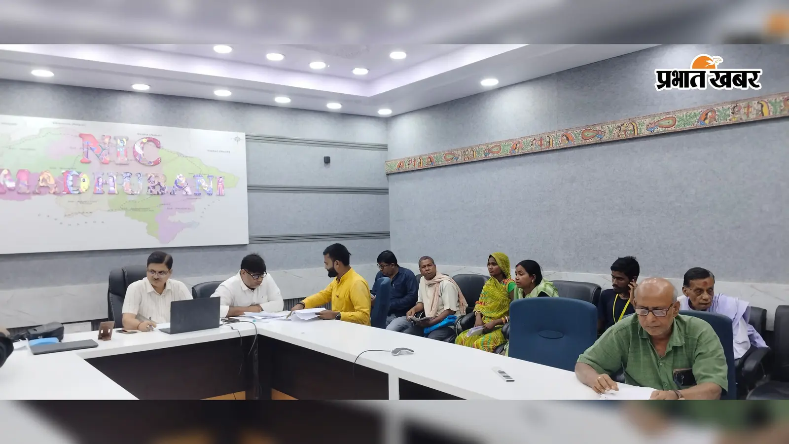 बैठक करते अपर समाहर्ता | Prabhat Khabar Network बैठक करते अपर समाहर्ता | Prabhat Khabar Network