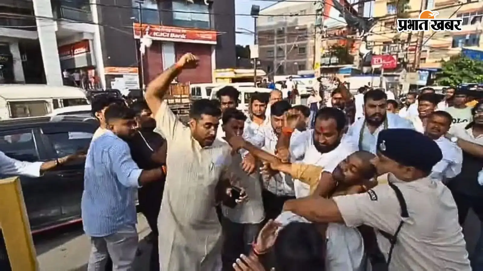 बीजेपी-जन सुराज समर्थक के बीच चले मुक्के बीजेपी-जन सुराज समर्थक के बीच चले मुक्के