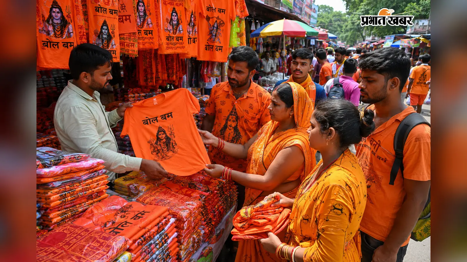 फोटो कैप्शन: चेनारी बाजार में बोल बम के भगवा रंग के कपड़ा की खरीदारी करते श्रद्धालु एवं महिलाएं. | Prabhat Khabar Network फोटो कैप्शन: चेनारी बाजार में बोल बम के भगवा रंग के कपड़ा की खरीदारी करते श्रद्धालु एवं महिलाएं. | Prabhat Khabar Network