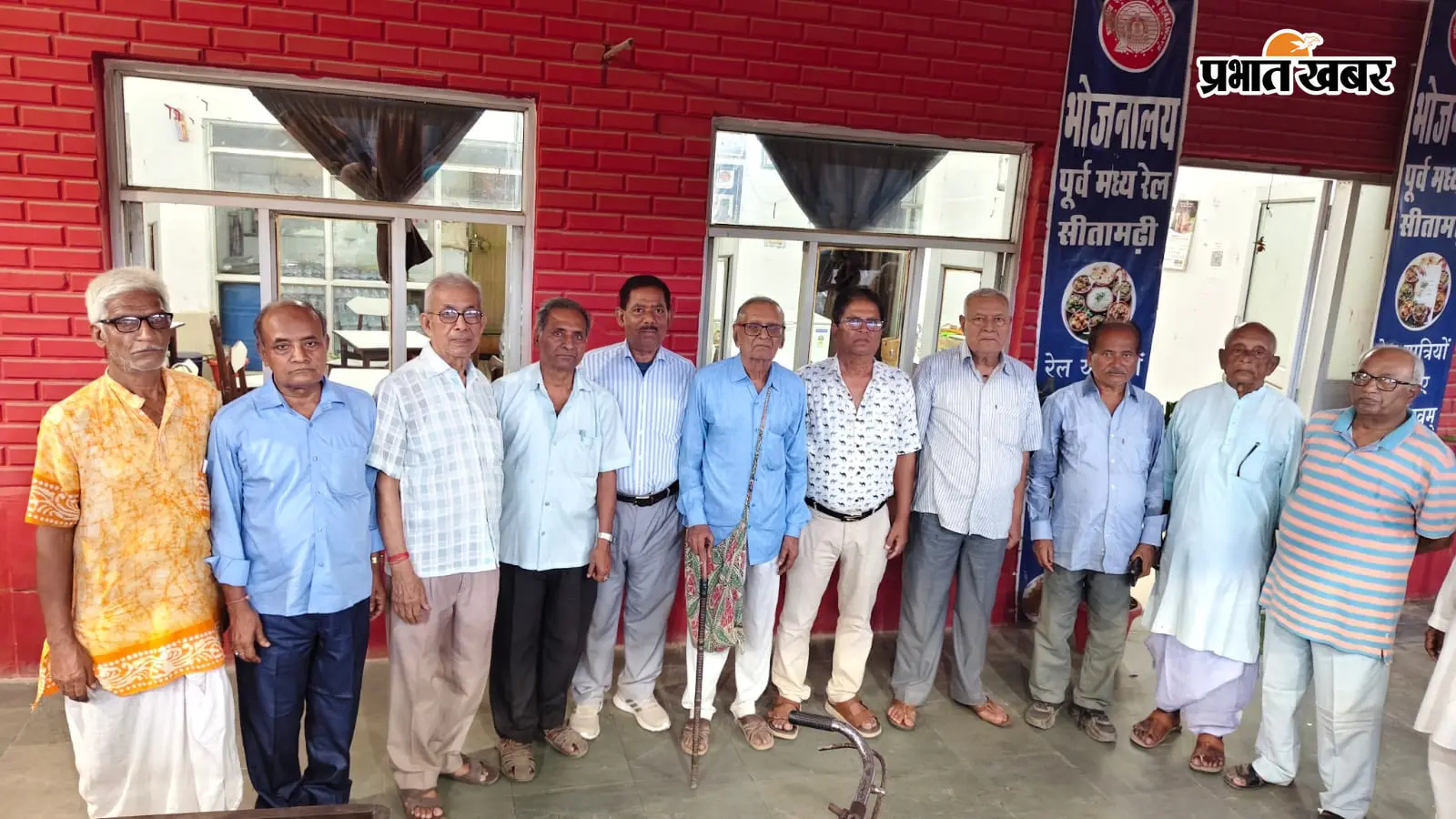 फोटो-1 स्थानीय रेलवे स्टेशन पर आयोजित मासिक गोष्ठी में उपस्थित रिटायर्ड रेलवे कर्मी. | Prabhat Khabar Network फोटो-1 स्थानीय रेलवे स्टेशन पर आयोजित मासिक गोष्ठी में उपस्थित रिटायर्ड रेलवे कर्मी. | Prabhat Khabar Network