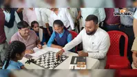 प्रशासनिक जिम्मेदारियों के बीच डीएम ने उठाई शतरंज की बिसात, खिलाड़ियों संग बिताया यादगार समय