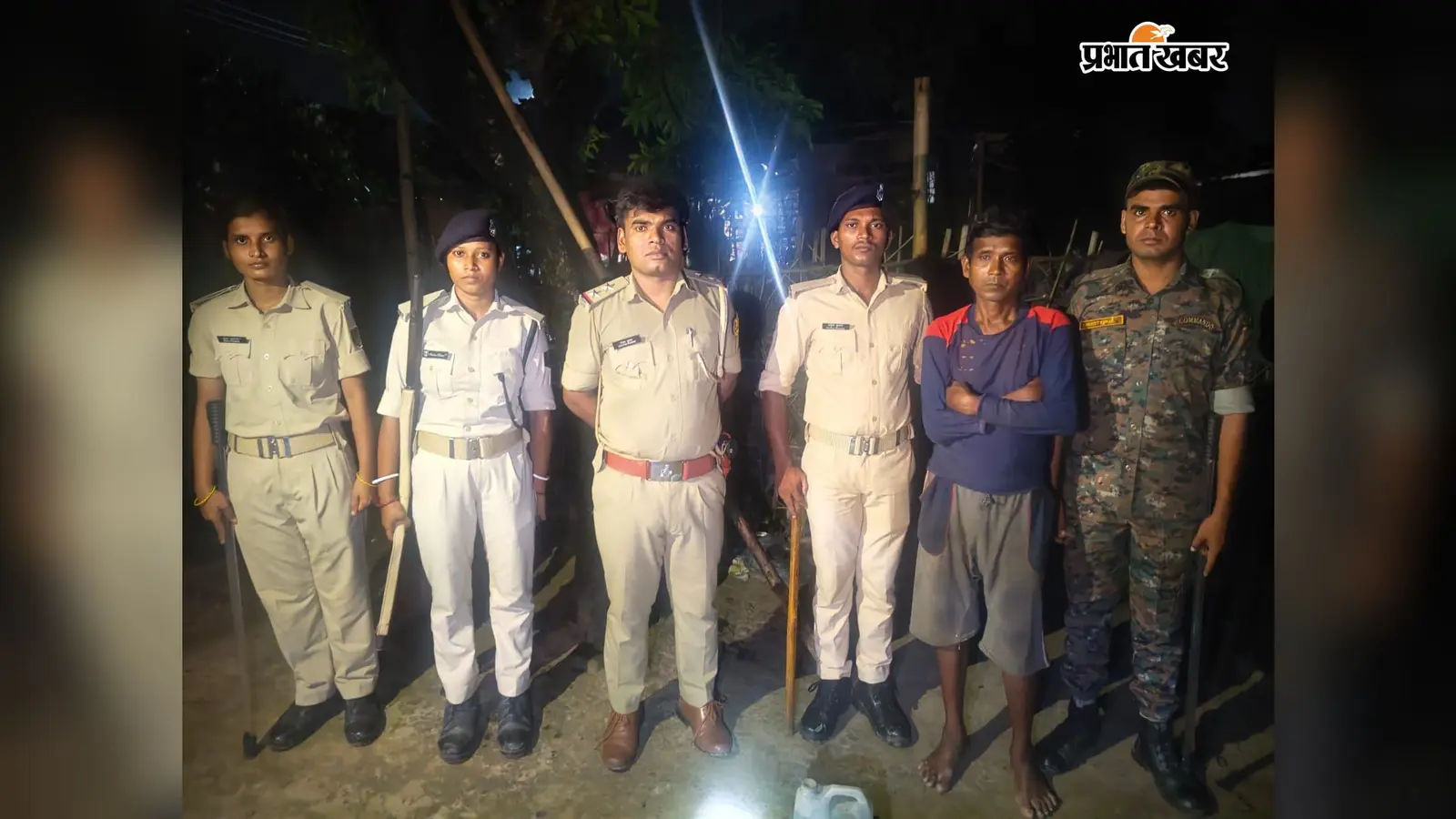 गिरफ्तार शराब और आरोपी के साथ जियापोखर पुलिस | Prabhat Khabar Network गिरफ्तार शराब और आरोपी के साथ जियापोखर पुलिस | Prabhat Khabar Network