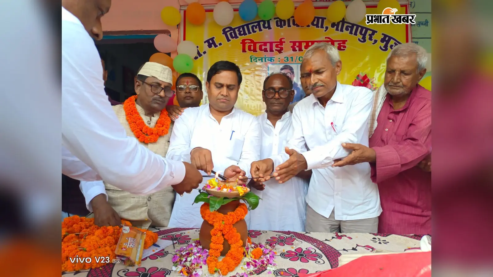 सेवानिवृत एचएम को विदाई देते अतिथि | Prabhat Khabar Network सेवानिवृत एचएम को विदाई देते अतिथि | Prabhat Khabar Network