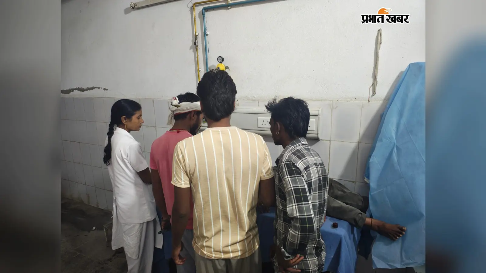 फोटो:- अस्पताल में इलाजरत घायल वृद्ध के साथ परिजन | Prabhat Khabar Network फोटो:- अस्पताल में इलाजरत घायल वृद्ध के साथ परिजन | Prabhat Khabar Network