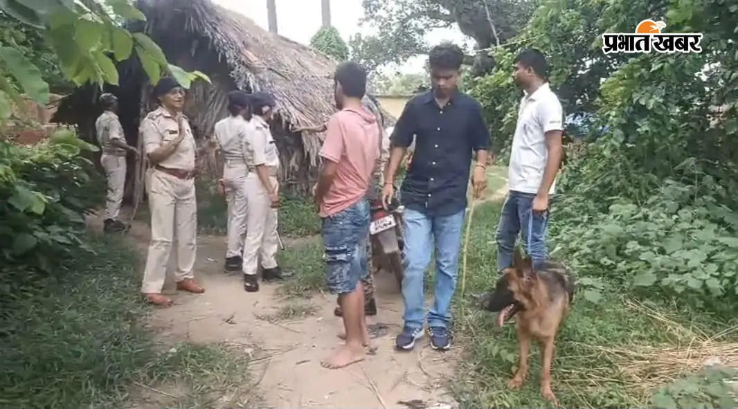 अमरपुर में नशे के नेटवर्क की तलाश में उतरा स्वान दस्ता की टीम:गांव से जंगल तक खंगाले गए संदिग्ध ठिकाने पुलिस की अचानक कार्रवाई से मची हलचल | Prabhat Khabar Network अमरपुर में नशे के नेटवर्क की तलाश में उतरा स्वान दस्ता की टीम:गांव से जंगल तक खंगाले गए संदिग्ध ठिकाने पुलिस की अचानक कार्रवाई से मची हलचल | Prabhat Khabar Network