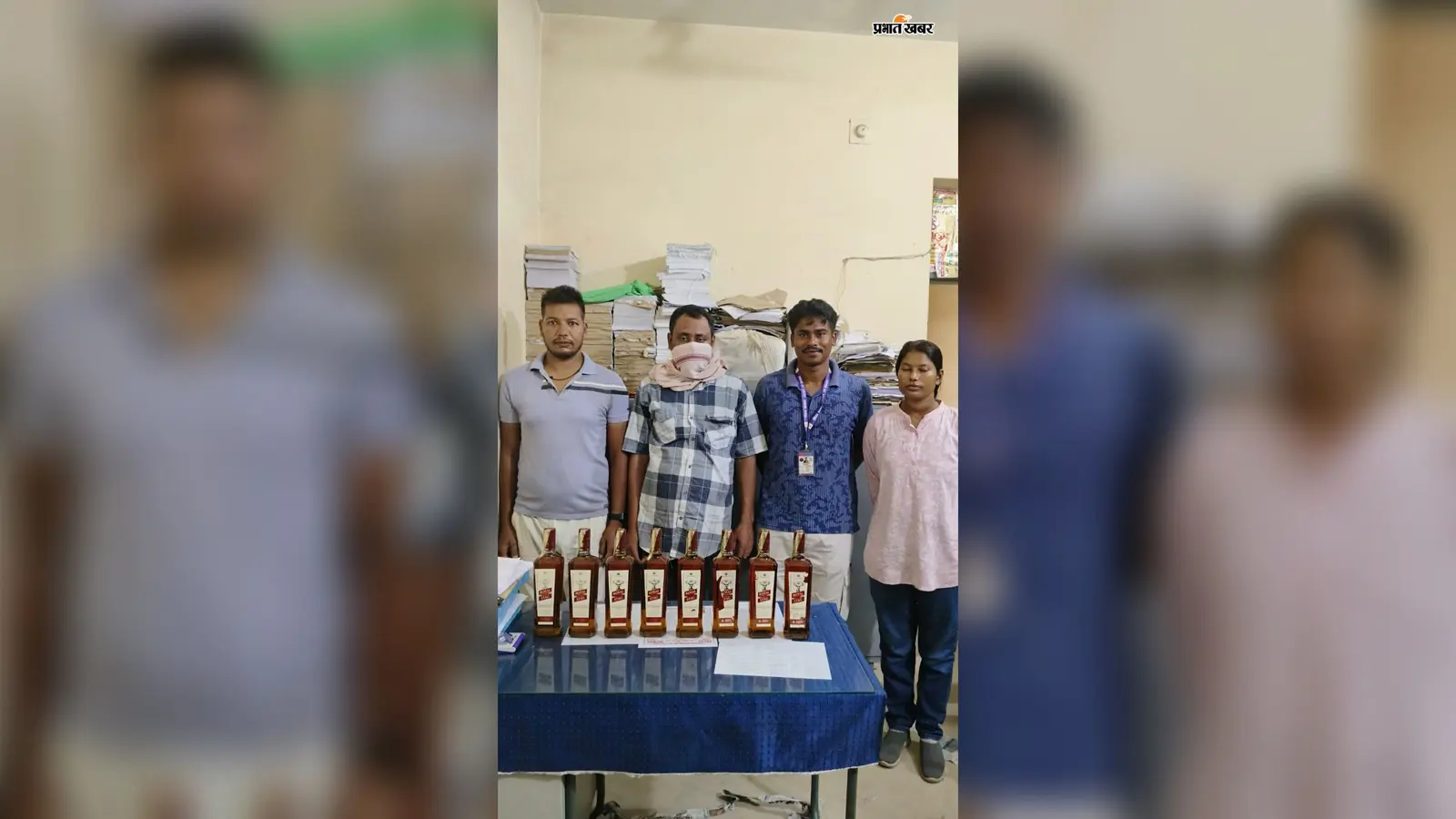 फोटो बरामद शराब के साथ गिरफ्तार तस्कर, मौजूद छापेमारी टीम | Prabhat Khabar Network फोटो बरामद शराब के साथ गिरफ्तार तस्कर, मौजूद छापेमारी टीम | Prabhat Khabar Network