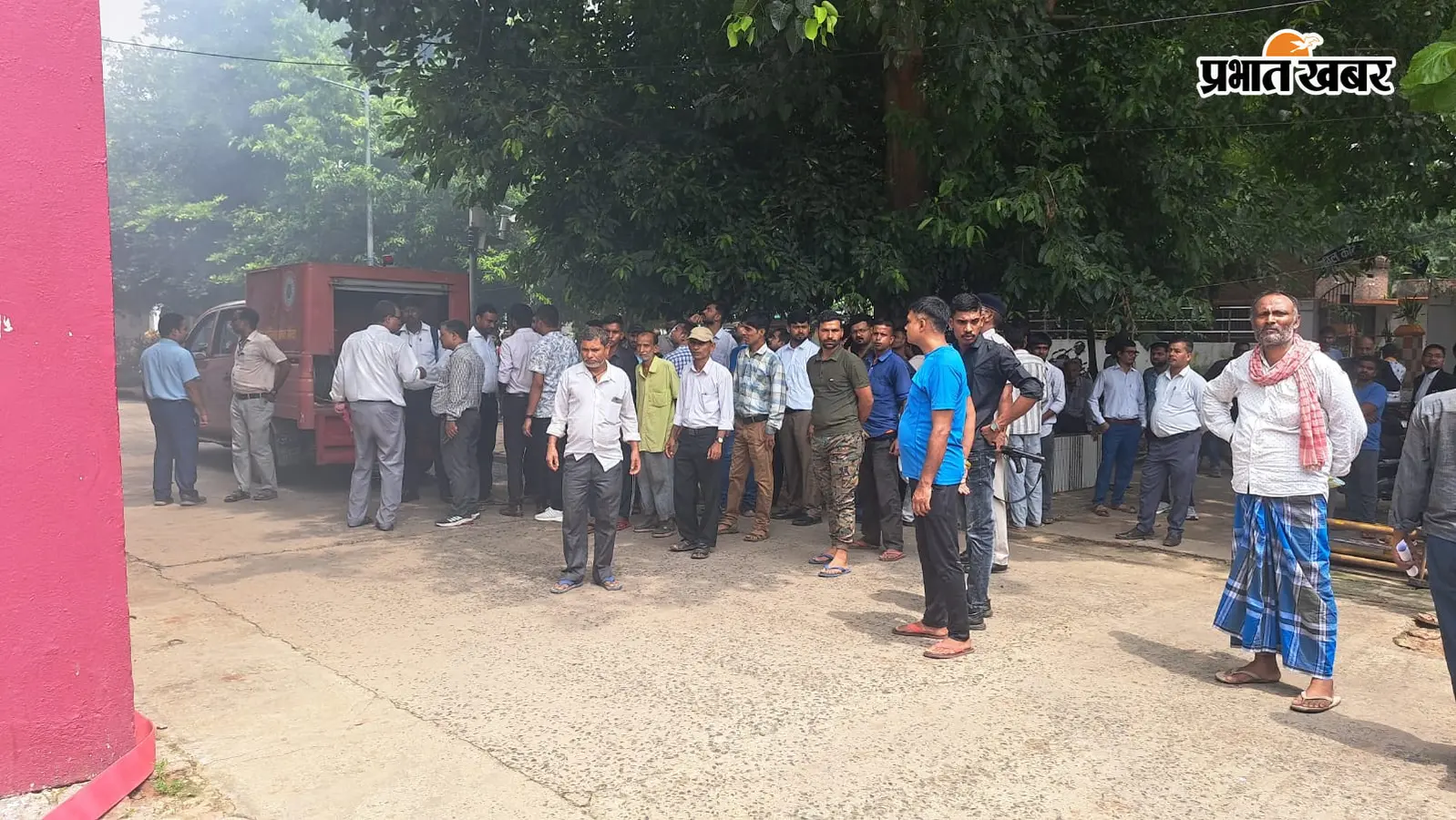 कोर्ट परिसर में मौजूद भीड़, घटनास्थल की तस्वीर | Prabhat Khabar Network कोर्ट परिसर में मौजूद भीड़, घटनास्थल की तस्वीर | Prabhat Khabar Network
