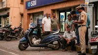 एसबीआई परिसर से पूर्व सैनिक के 2 लाख रुपये पार, सीसीटीवी में कैद हुई वारदात, पुलिस से कार्रवाई की मांग