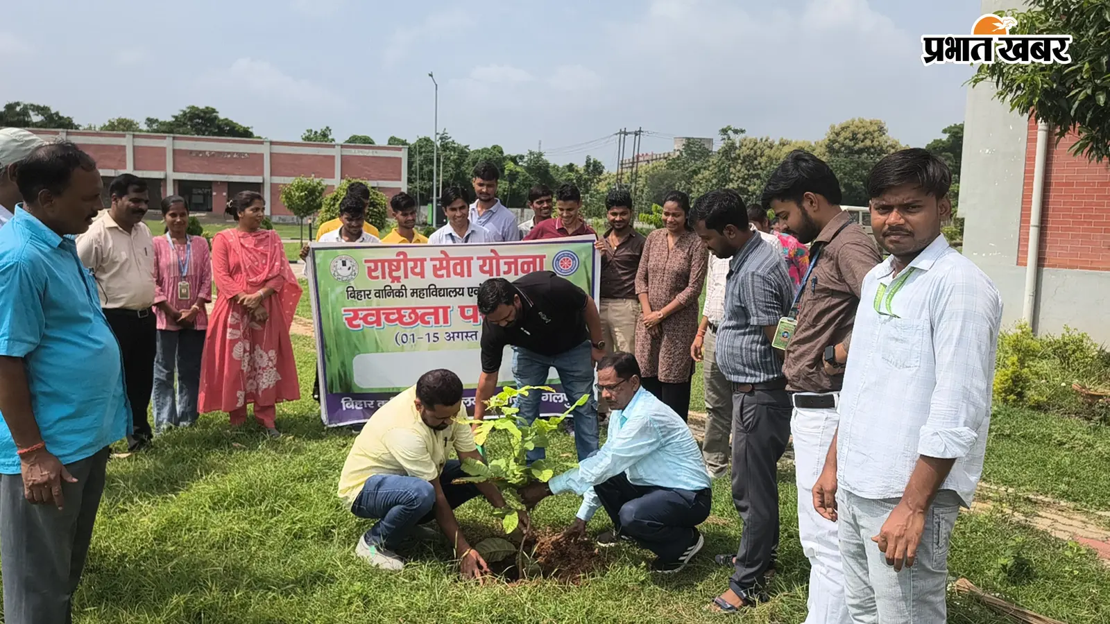 स्वच्छता पखवाड़ा के मौके पर पौधारोपण करते | Prabhat Khabar Network स्वच्छता पखवाड़ा के मौके पर पौधारोपण करते | Prabhat Khabar Network