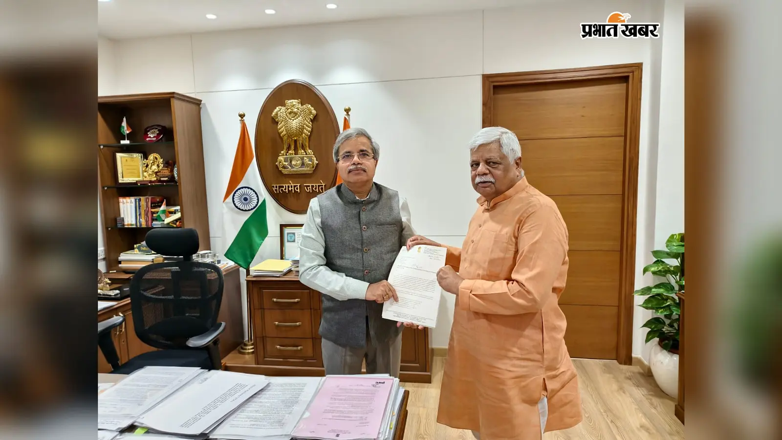 बड़गढ़ और भंडरिया को नई रेल लाइन से जोड़ने की उठी मांग, दिल्ली में मिले सांसद | Prabhat Khabar Network बड़गढ़ और भंडरिया को नई रेल लाइन से जोड़ने की उठी मांग, दिल्ली में मिले सांसद | Prabhat Khabar Network