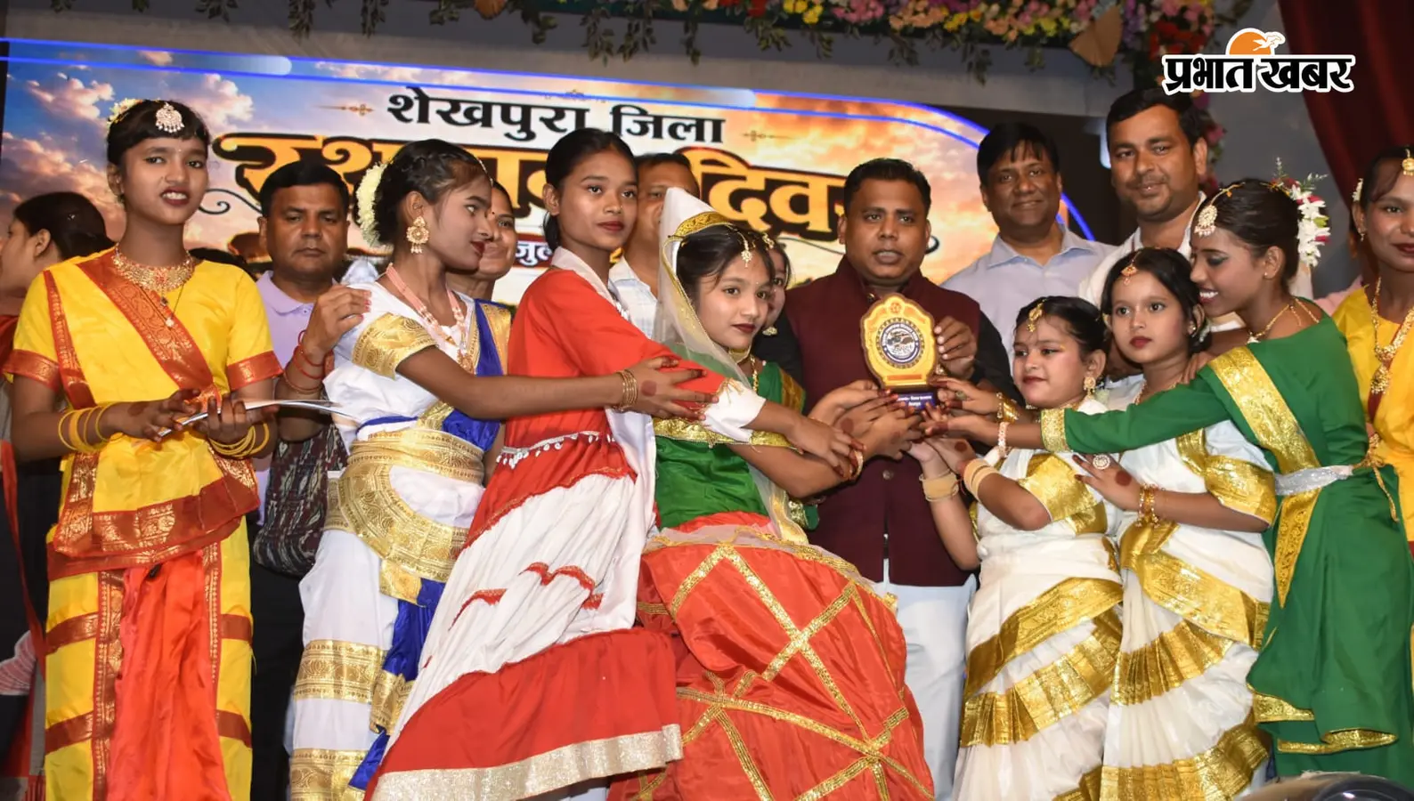 छात्राओं को पुरस्कृत करते डीएम. | Prabhat Khabar Network छात्राओं को पुरस्कृत करते डीएम. | Prabhat Khabar Network