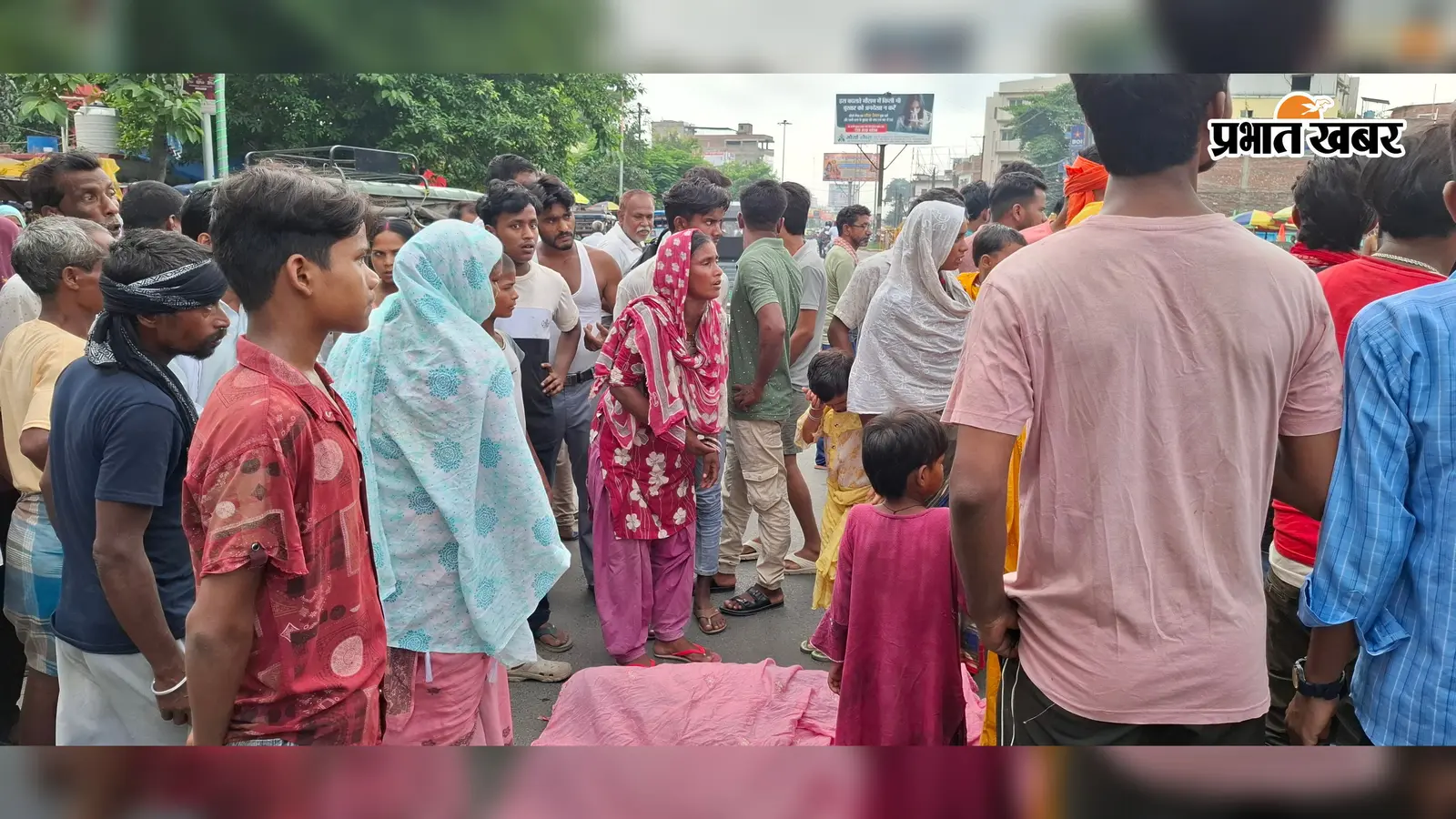 जीएमसीएच के मुख्य गेट के सामने लाइन बाजार में बीच सड़क पर शव रख कर प्रदर्शन करते परिजन | Prabhat Khabar Network जीएमसीएच के मुख्य गेट के सामने लाइन बाजार में बीच सड़क पर शव रख कर प्रदर्शन करते परिजन | Prabhat Khabar Network