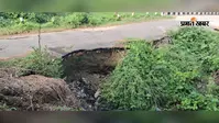 बेलवनिया-संतपट्टी मार्ग पर बढ़ा खतरा, पुल का एप्रोच पथ टूटा, लोग जान जोखिम में डालकर कर रहे सफर