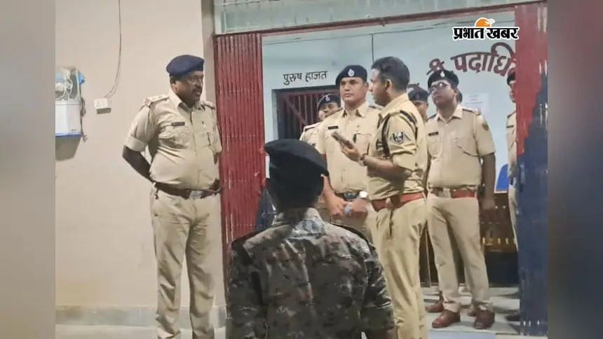 पुलिस पदाधिकारी को निर्देश देते एसपी | Prabhat Khabar Network पुलिस पदाधिकारी को निर्देश देते एसपी | Prabhat Khabar Network