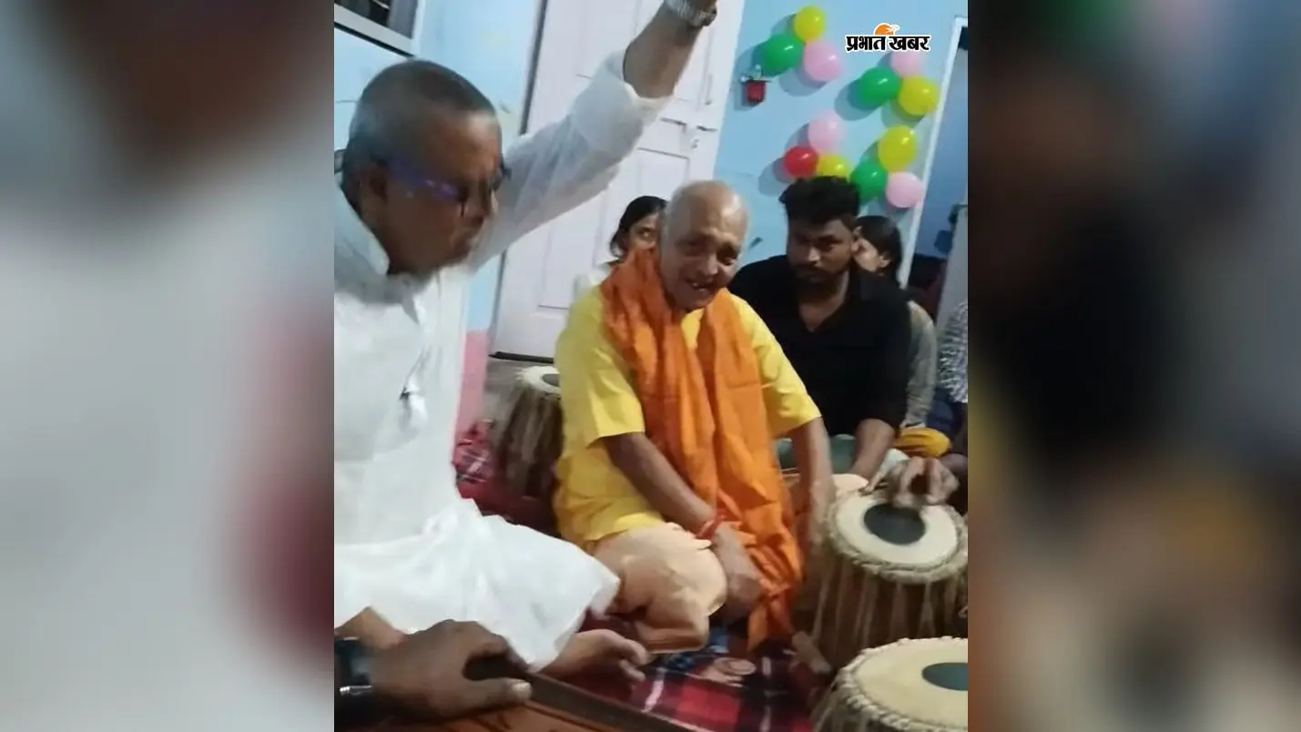 फोटो -आयोजित कार्यक्रम में शास्त्रीय गायन प्रस्तुत करते संगीत साधक | Prabhat Khabar Network फोटो -आयोजित कार्यक्रम में शास्त्रीय गायन प्रस्तुत करते संगीत साधक | Prabhat Khabar Network