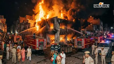 मुरादाबाद में मोमबत्ती के गोदाम में लगी भीषण आग, छह जिलों से बुलाई गईं दमकल गाड़ियां