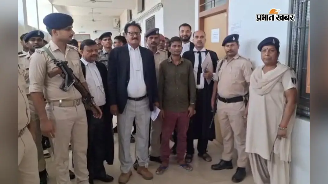 आरोपी के साथ पुलिस व अन्य | Prabhat Khabar Network आरोपी के साथ पुलिस व अन्य | Prabhat Khabar Network
