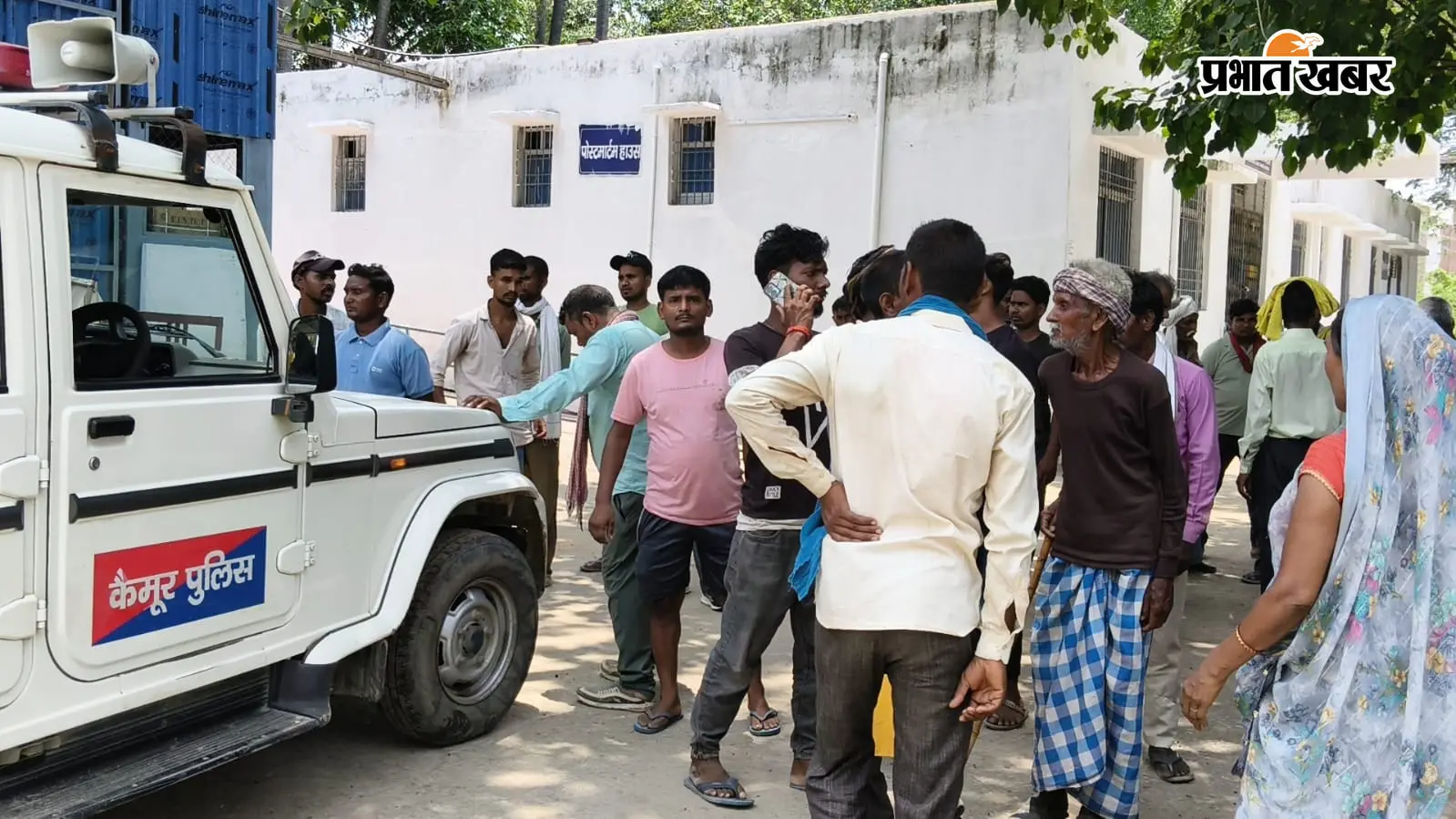फोटो.पोस्टमार्टम के दौरान उपस्थित परिजन व पुलिस | Prabhat Khabar Network फोटो.पोस्टमार्टम के दौरान उपस्थित परिजन व पुलिस | Prabhat Khabar Network