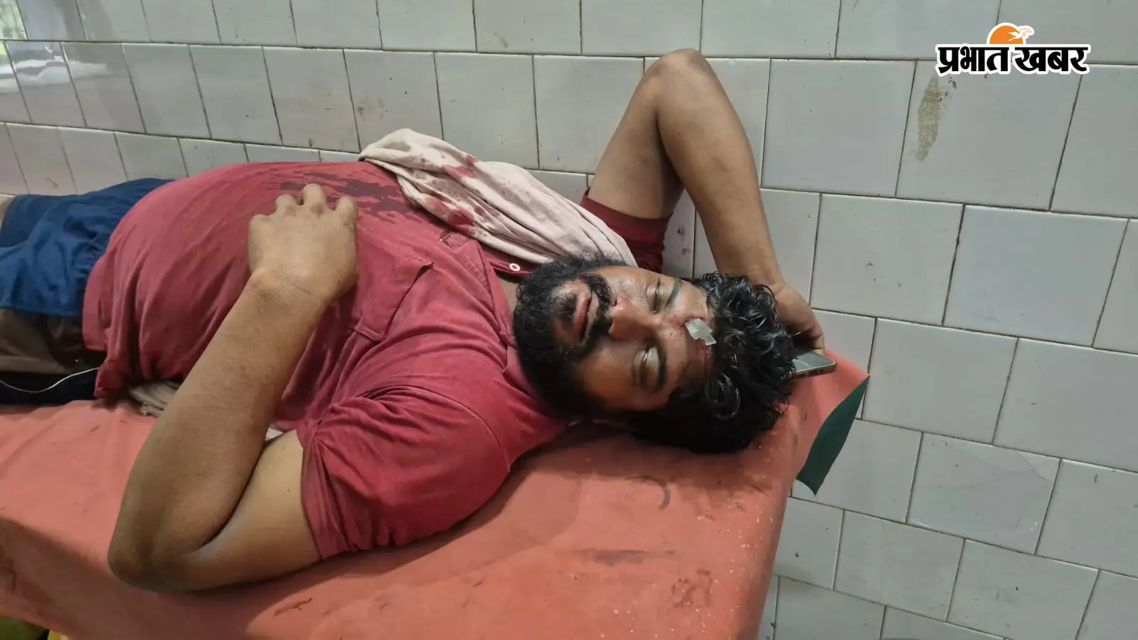 सामने से सर पर चाकू मारने पर सामुदायिक स्वास्थ्य केंद्र में घायल युवक प्रशांत कुमार | Prabhat Khabar Network सामने से सर पर चाकू मारने पर सामुदायिक स्वास्थ्य केंद्र में घायल युवक प्रशांत कुमार | Prabhat Khabar Network