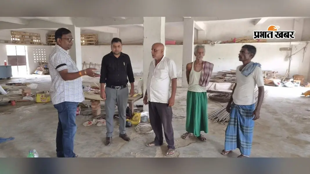 कार्रवाई के दौरान मौजूद बीडीओ, सीओ व मुखिया | Prabhat Khabar Network कार्रवाई के दौरान मौजूद बीडीओ, सीओ व मुखिया | Prabhat Khabar Network