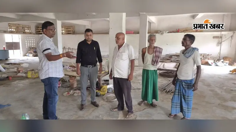 सुपौल के छातापुर में बाढ़ आश्रय स्थल बना था टेंट गोदाम, शिकायत पर प्रशासन ने खाली कराकर जड़ा ताला