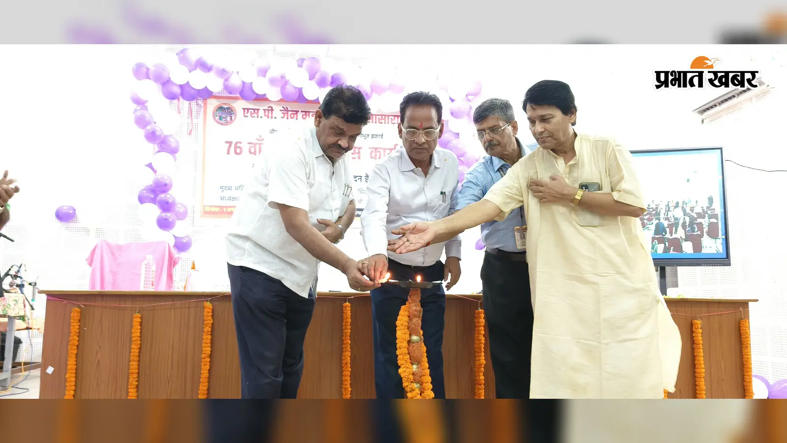 दीप प्रज्वलित कर कार्यक्रम का उद्घाटन मुख्य अतिथि व अन्य | Prabhat Khabar Network दीप प्रज्वलित कर कार्यक्रम का उद्घाटन मुख्य अतिथि व अन्य | Prabhat Khabar Network