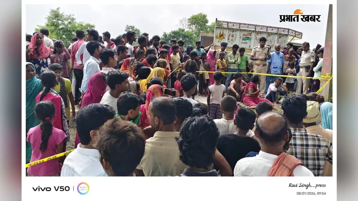 घटनास्थल पर मौजूद ग्रामीणों की भीड़ | Prabhat Khabar Network घटनास्थल पर मौजूद ग्रामीणों की भीड़ | Prabhat Khabar Network