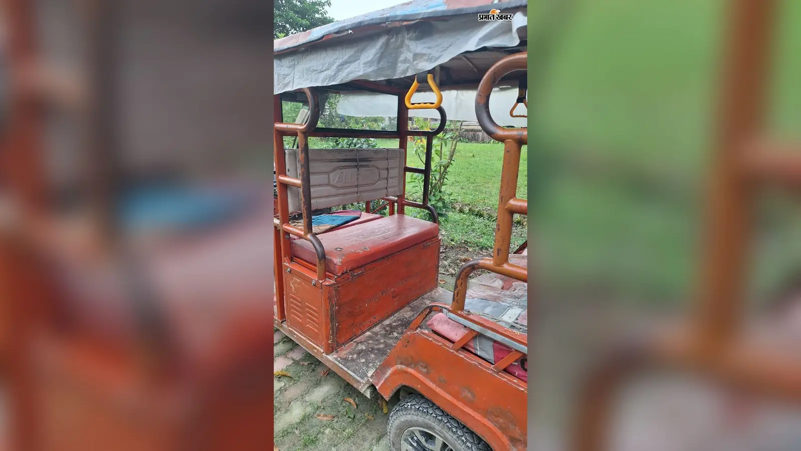 इसी टोटो से सरकारी खाद्यान्न को ठिकेदार के वाहन से उतारकर हो रही थी ढुलाई. | Prabhat Khabar Network इसी टोटो से सरकारी खाद्यान्न को ठिकेदार के वाहन से उतारकर हो रही थी ढुलाई. | Prabhat Khabar Network