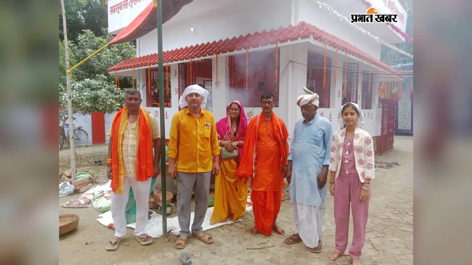 मंदिर स्थापना दिवस के मौके पर उपस्थित आयोजक व अन्य श्रद्धालु | Prabhat Khabar Network मंदिर स्थापना दिवस के मौके पर उपस्थित आयोजक व अन्य श्रद्धालु | Prabhat Khabar Network
