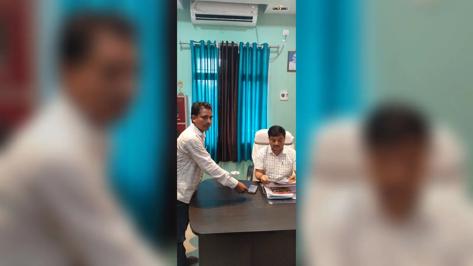 फोटो:बीडीओ को आवेदन देते युवा समाजसेवी | Prabhat Khabar Network फोटो:बीडीओ को आवेदन देते युवा समाजसेवी | Prabhat Khabar Network