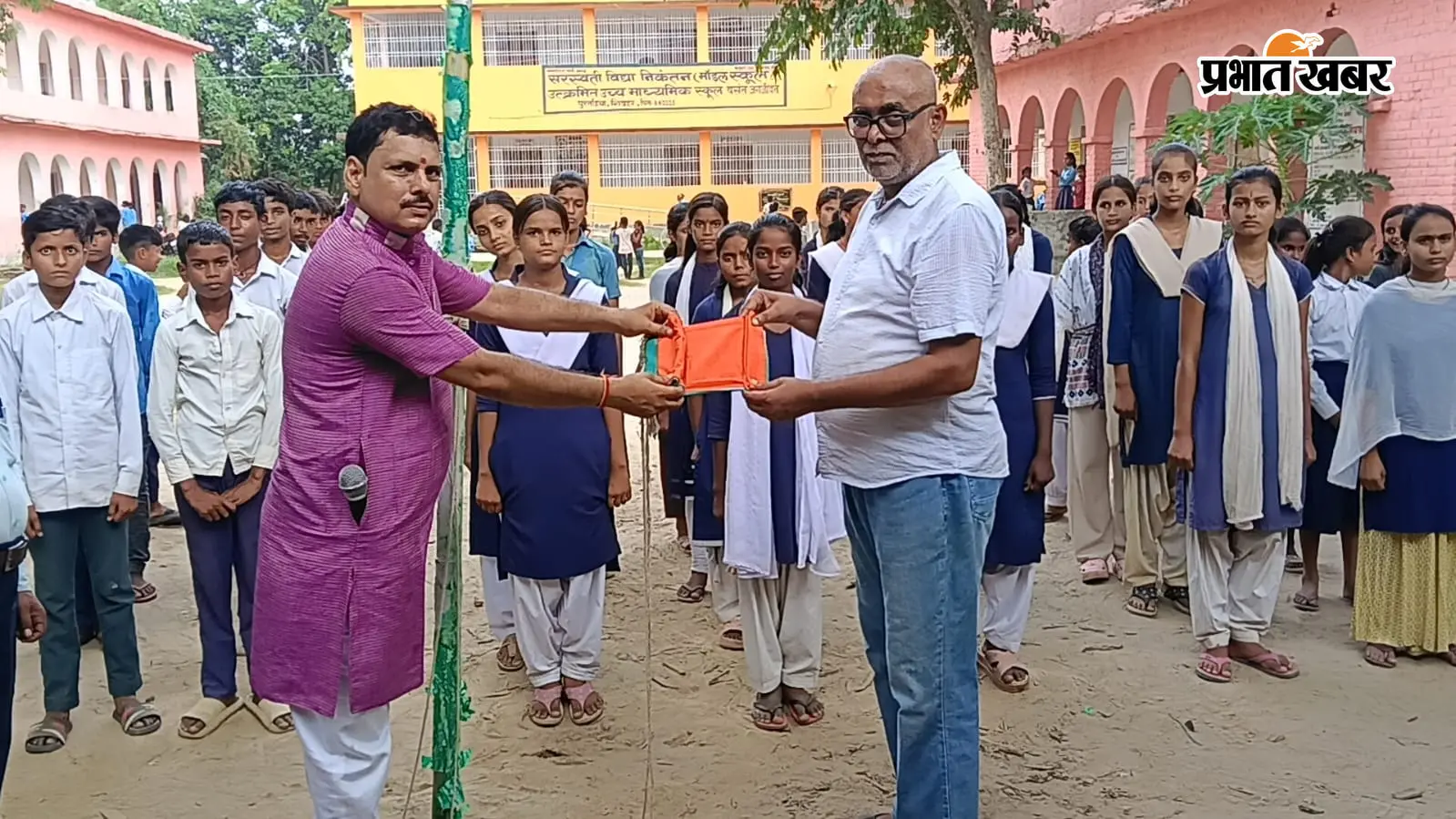 तिरंगा को विधि पूर्वक फोल्ड कर प्रधानाध्यापक को देते हुए प्रशिक्षक | Prabhat Khabar Network तिरंगा को विधि पूर्वक फोल्ड कर प्रधानाध्यापक को देते हुए प्रशिक्षक | Prabhat Khabar Network
