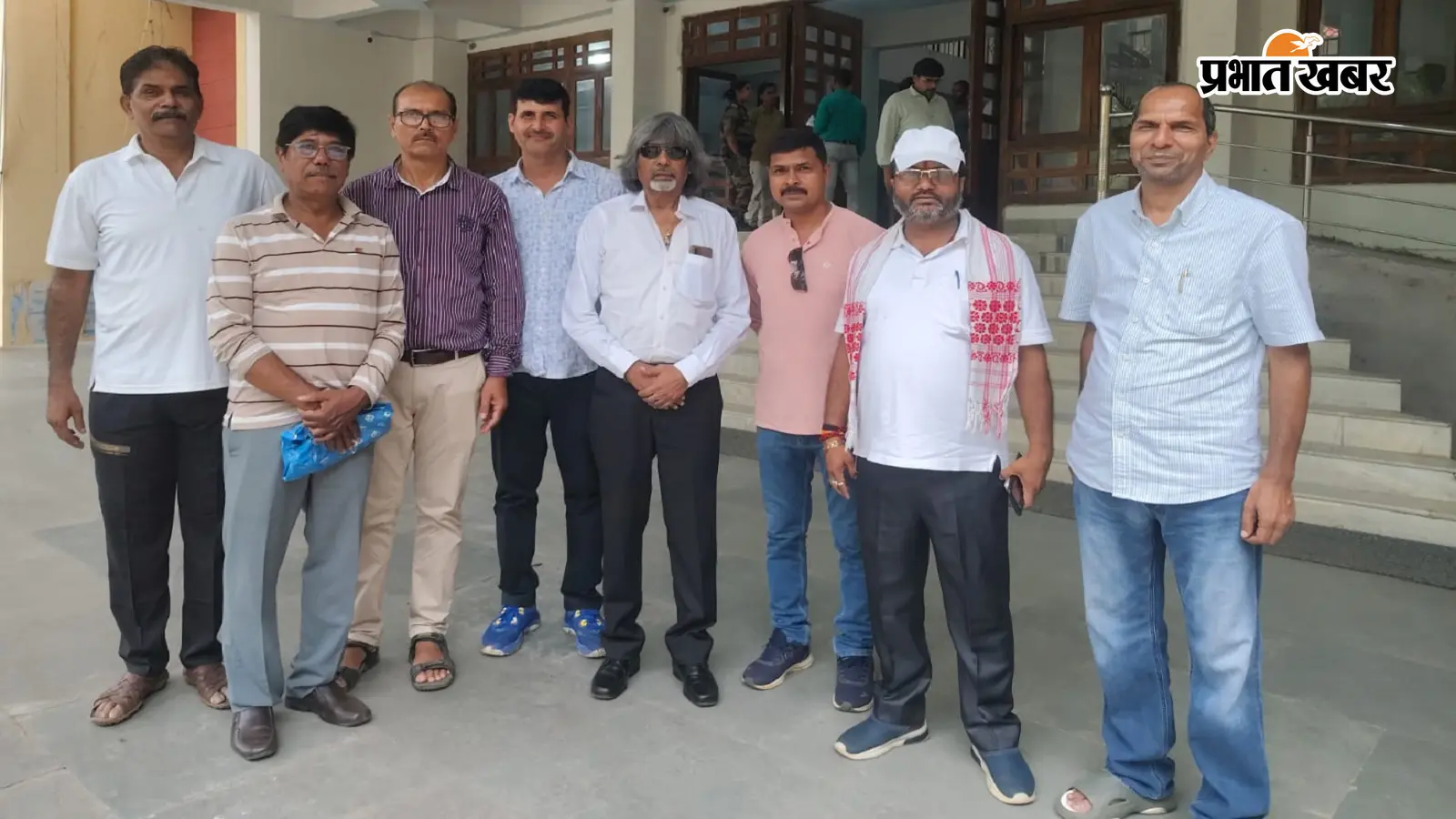 लातेहार में झारखंड वॉलीबॉल एसोसिएशन के संरक्षक शेखर बोस (बीच में लंबे बाल वाले) का स्वागत करते जिले के पदाधिकारी. फोटो: प्रभात खबर लातेहार में झारखंड वॉलीबॉल एसोसिएशन के संरक्षक शेखर बोस (बीच में लंबे बाल वाले) का स्वागत करते जिले के पदाधिकारी. फोटो: प्रभात खबर