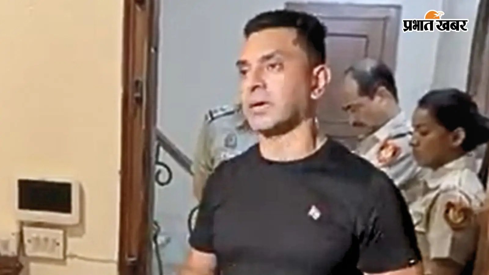 तहसीन पूनावाला अपने घर पर मीडिया से बात करते हुए, पीछे पुलिस की टीम नजर आ रही है, फोटो एक्स तहसीन पूनावाला अपने घर पर मीडिया से बात करते हुए, पीछे पुलिस की टीम नजर आ रही है, फोटो एक्स