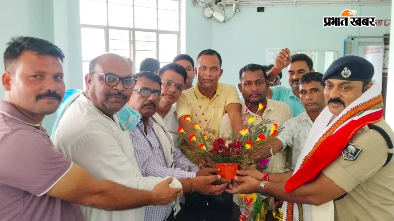 नवपदस्थापित थानाध्यक्ष को बुक के देकर सम्मानित करते जनप्रतिनिधि | Prabhat Khabar Network नवपदस्थापित थानाध्यक्ष को बुक के देकर सम्मानित करते जनप्रतिनिधि | Prabhat Khabar Network