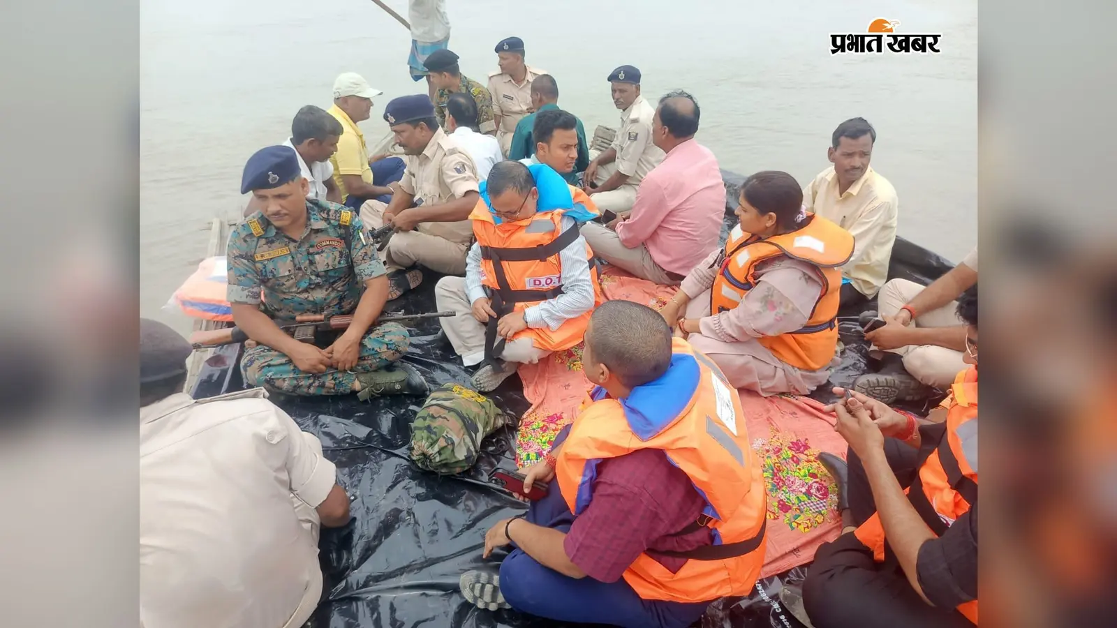 पैदल गांव का जायजा लेते डीएम नाव से कटाव का जायजा लेते डीएम | Prabhat Khabar Network पैदल गांव का जायजा लेते डीएम नाव से कटाव का जायजा लेते डीएम | Prabhat Khabar Network