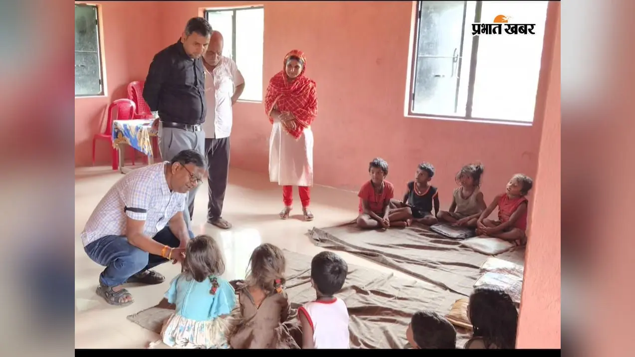 केंद्र का निरीक्षण करते बीडीओ | Prabhat Khabar Network केंद्र का निरीक्षण करते बीडीओ | Prabhat Khabar Network